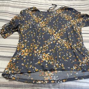 Women’s ruffled sleeve top